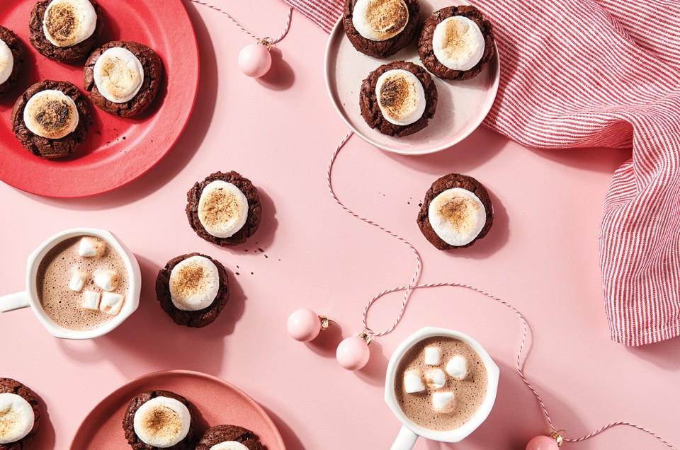 Spiced Hot Cocoa Cookies with Marshmallow Middles - select to zoom
